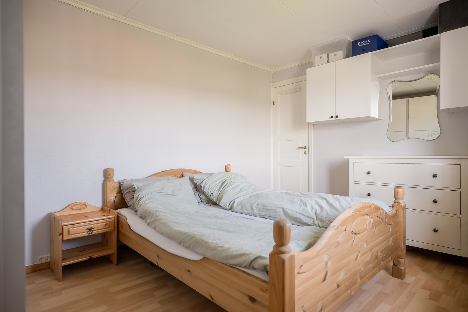 Soverom på 12 kvadratmeter. Dette rommet har dør inn til hoveddel, slik at det kan benyttes i begge delene av boligen. Galleribilde