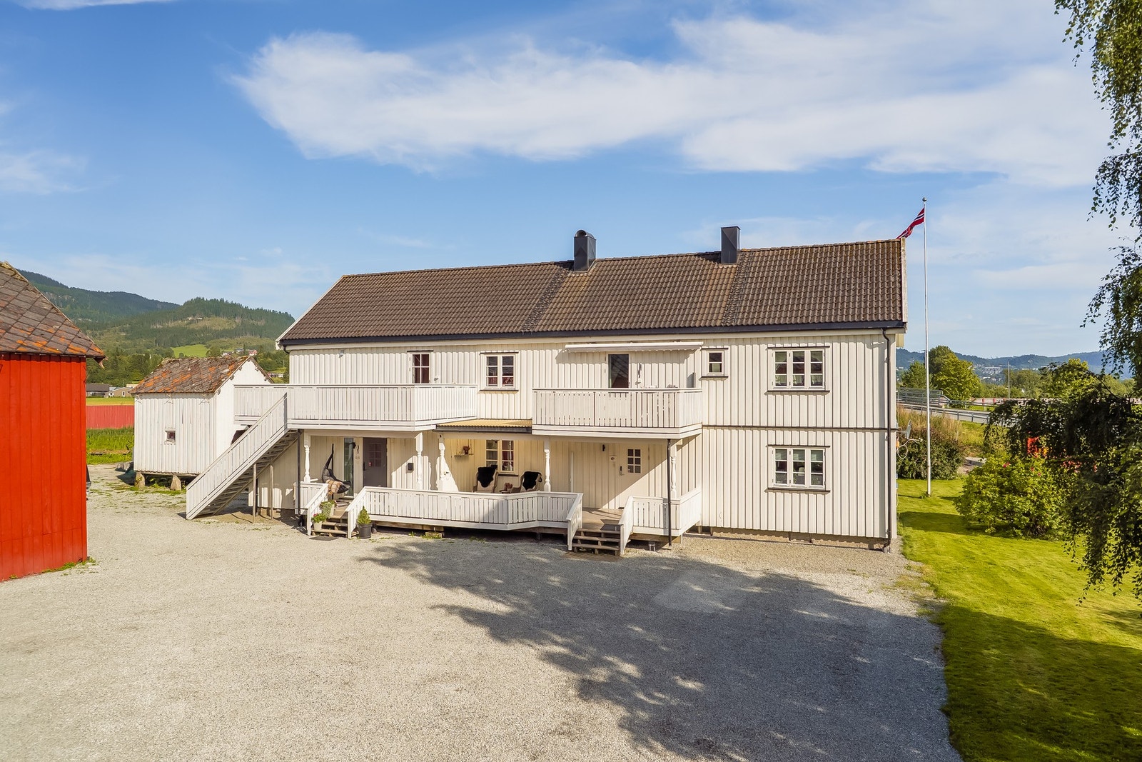 Rikelig med oppstillingsplasser for biler i stor gårdsplass. Galleribilde