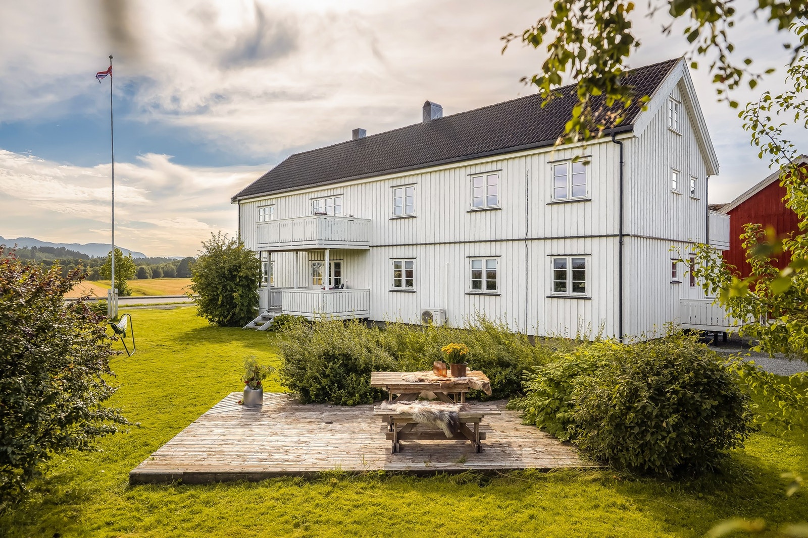 Her bor du landlig og idyllisk til, med sjøen like i nærheten. Galleribilde