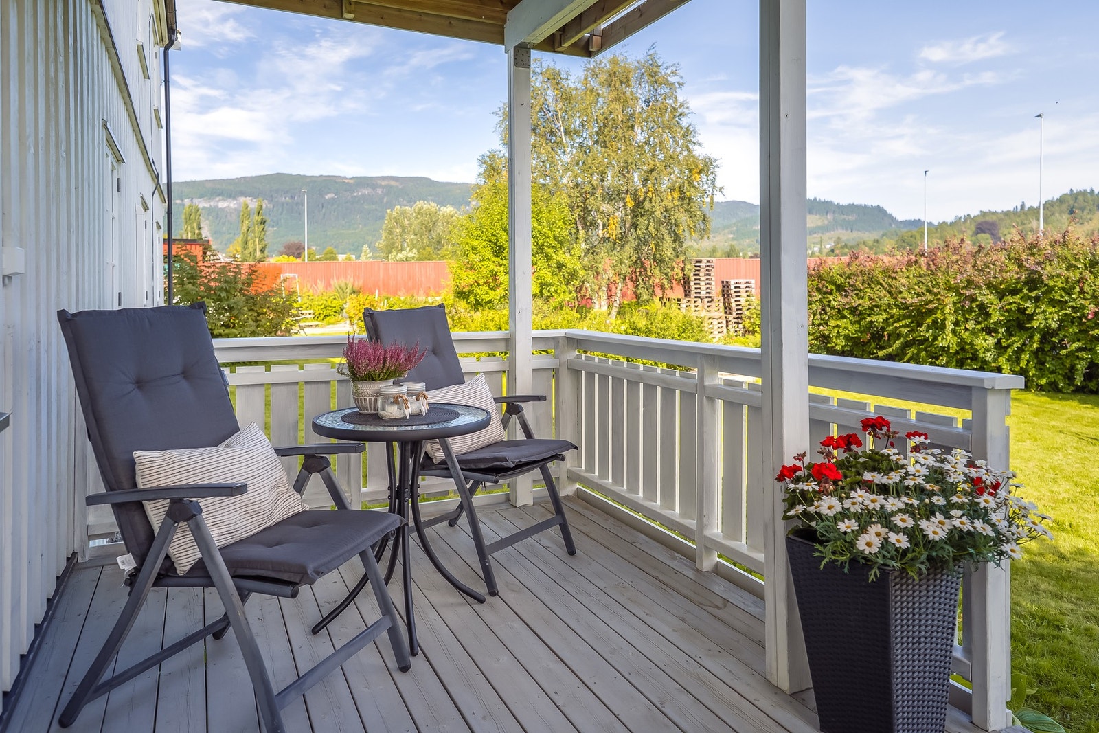 Fra spisestuen er det utgang til en øst-vendt terrasse. Galleribilde