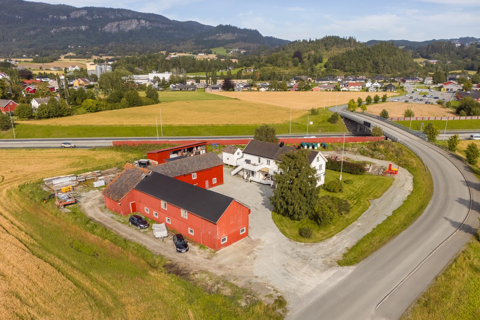 En attraktiv eiendom som kombinerer en landlig livsstil med nærhet til sjøen, gode turmuligheter samt kort avstand til servicetilbud og fasiliteter. Galleribilde