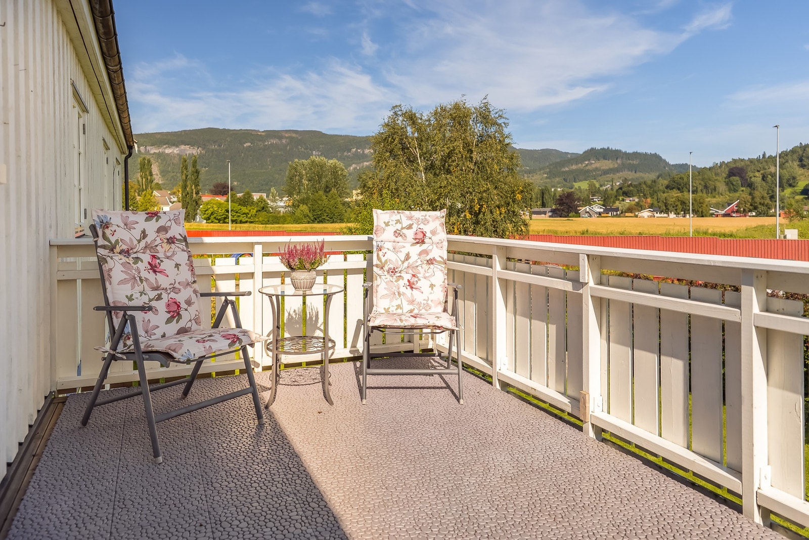 Øst-vendt terrasse, med god plass til utemøblement. Galleribilde