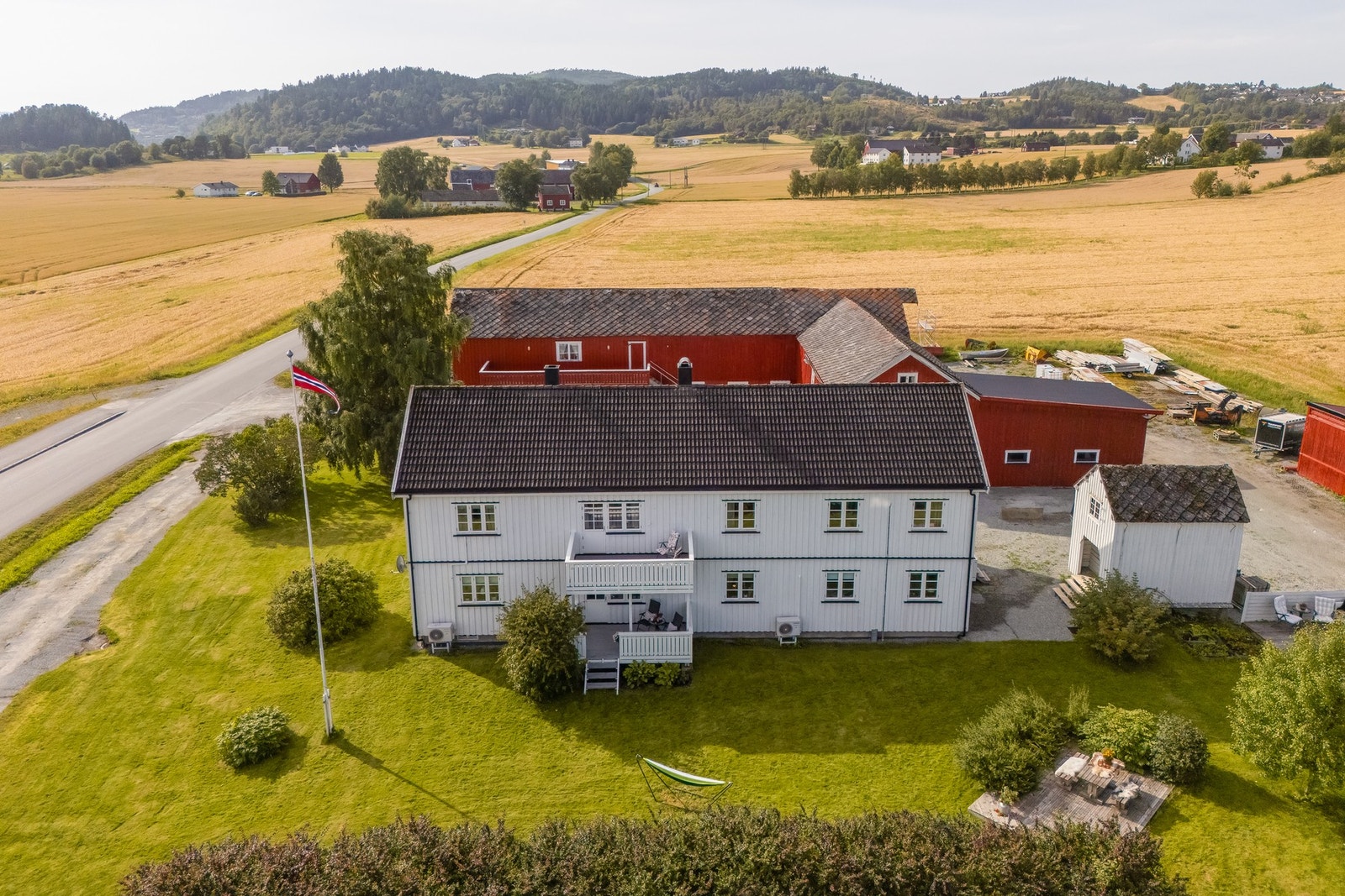 Eiendommen har en pent opparbeidet tomt på ca. 5,4 mål. Galleribilde