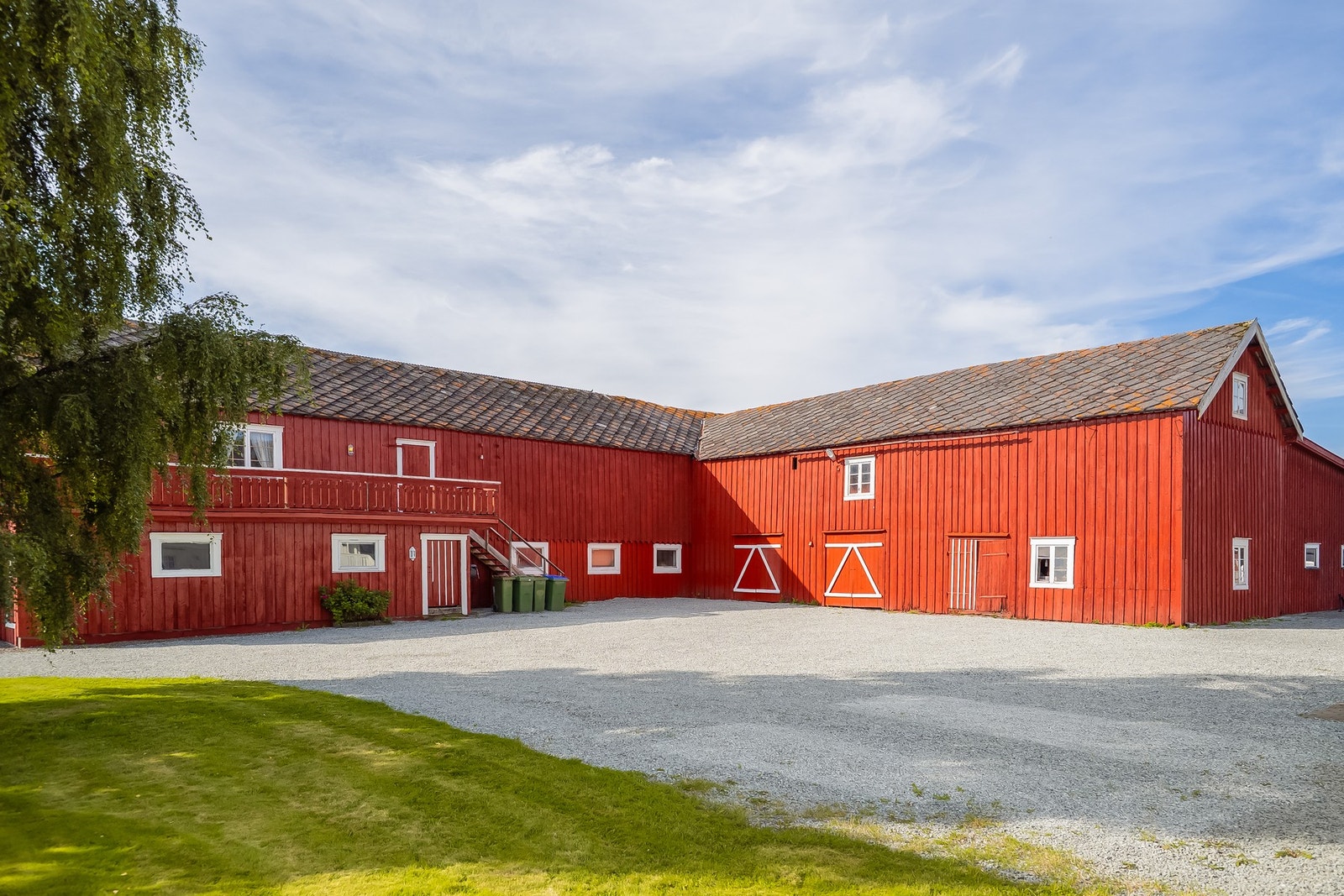 Stort uthus på hele 625 kvm med et bredt spekter av bruksmuligheter som lager, verksted eller stall. Galleribilde