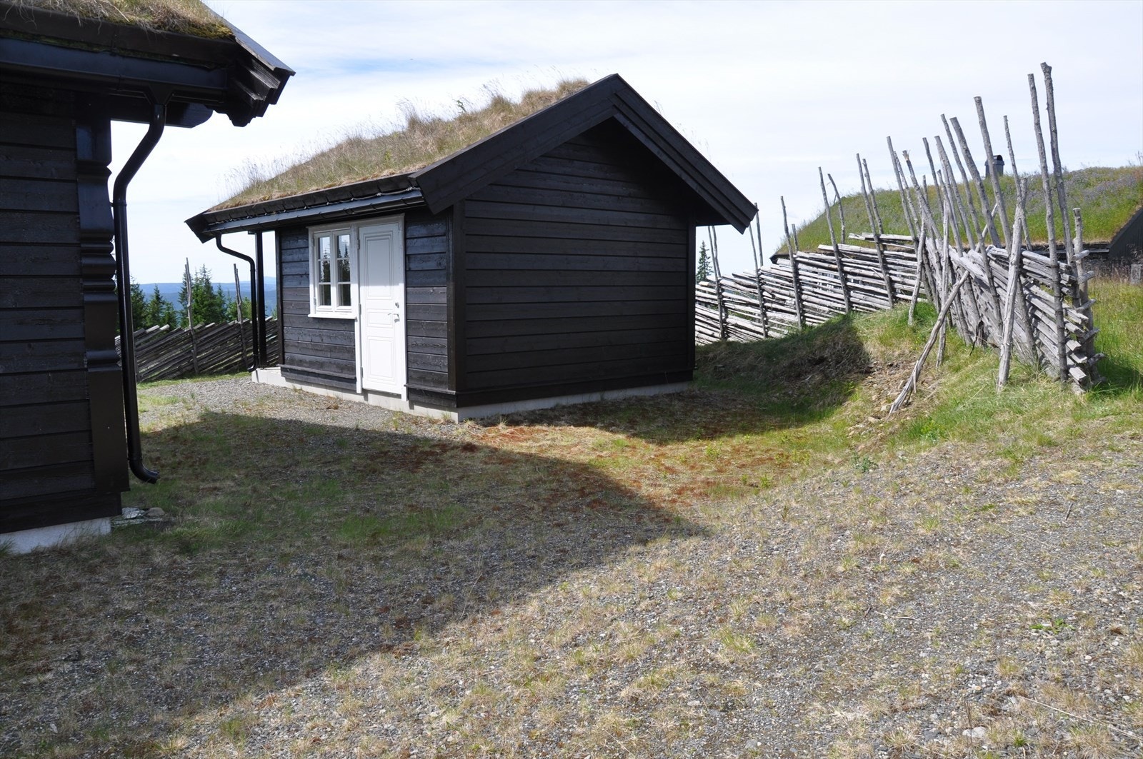 På eiendommen er det et frittstående uthus på 13 m² med torvtak. Galleribilde