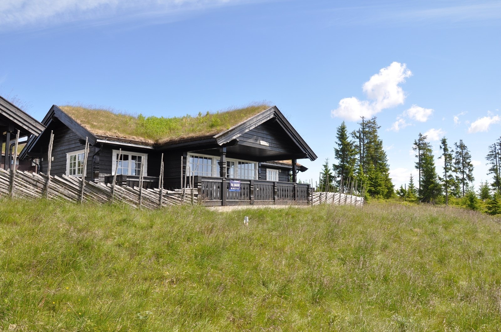 En velholdt fritidsbolig fra 2013, med tradisjonell stil og torvtak. Galleribilde