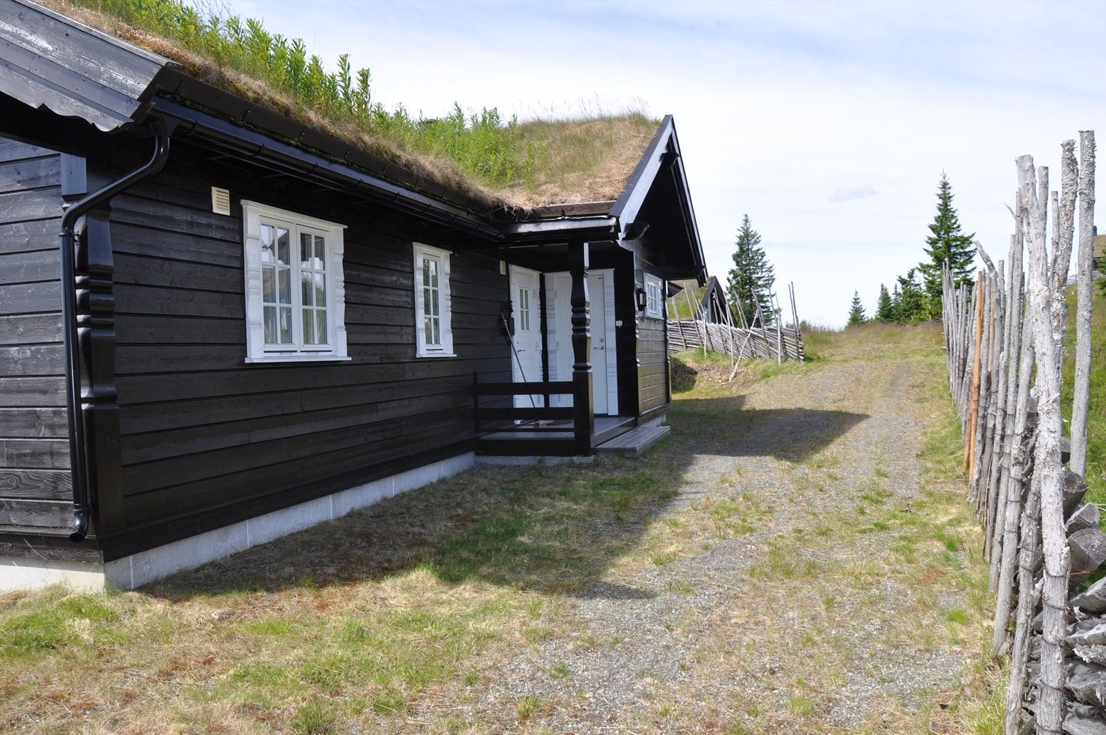Det er plass til parkering av bil ved inngangsparti. Det er oppsatt elbillader Galleribilde