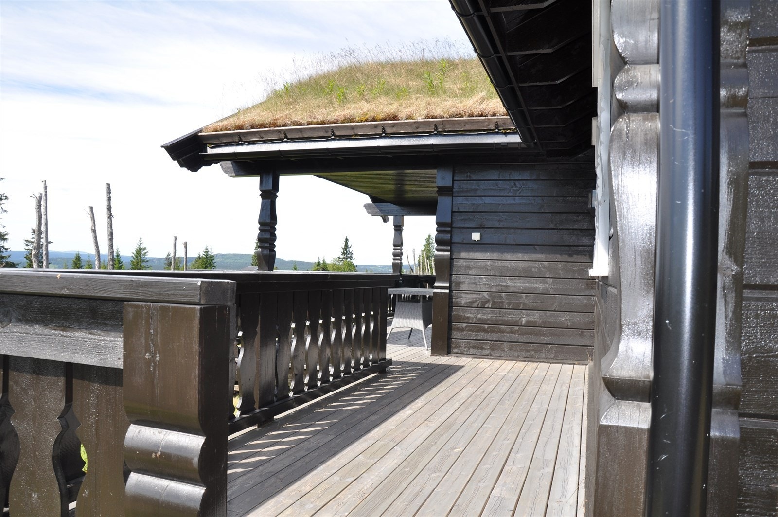 Verandaen er romslig med gode sol- og utsiktsforhold Galleribilde