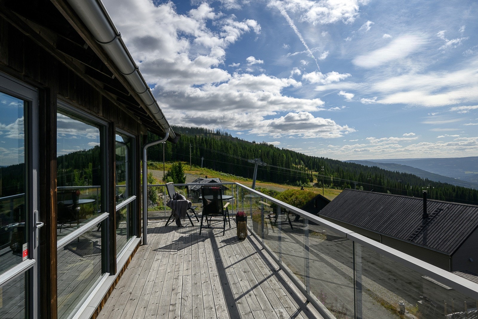 Fra verandaen ser man bl.a. rett inn i Hafjell Alpinsenter. Galleribilde