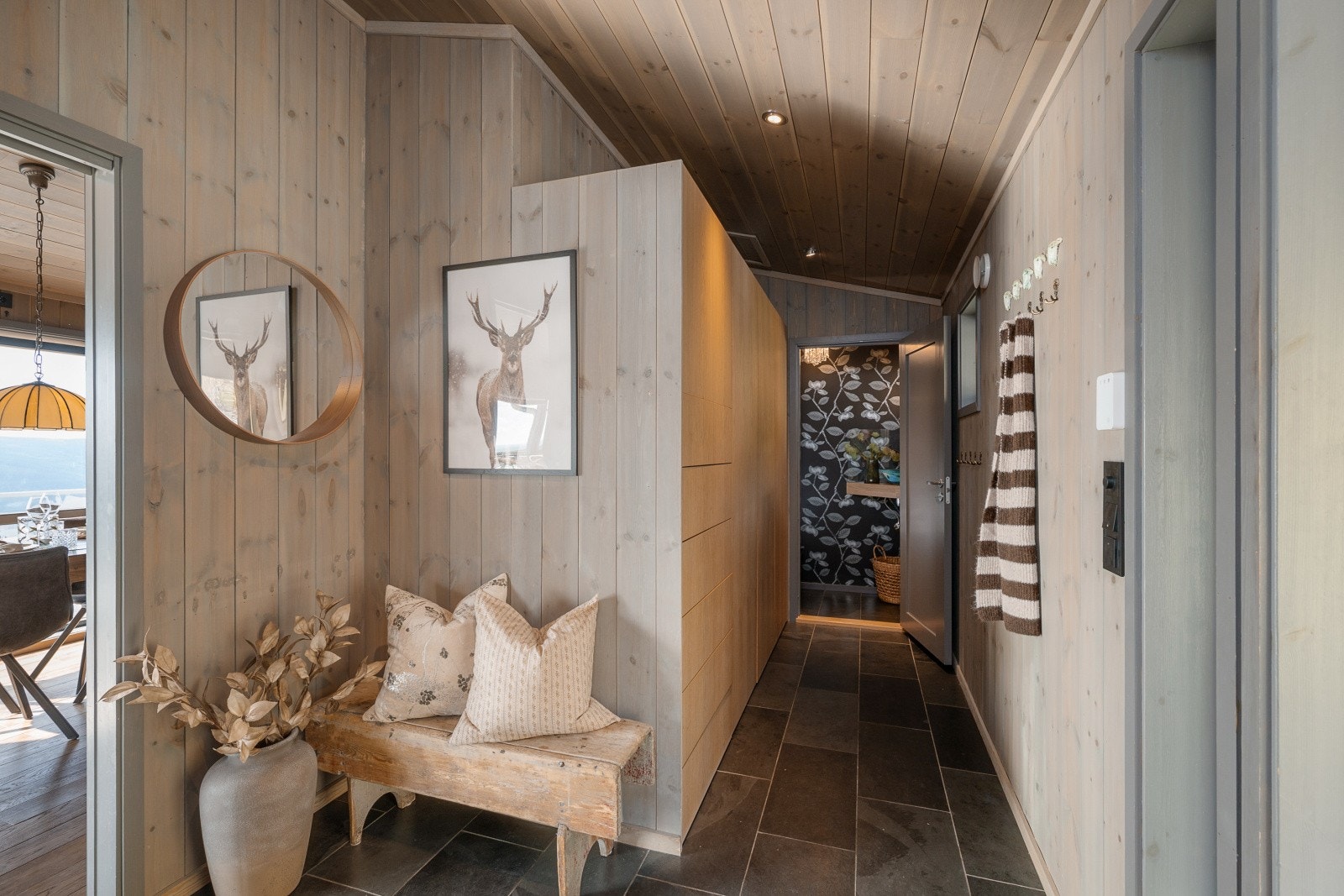 God plass til oppbevaring av yttertøy og sko i plassbygget garderobe. Galleribilde