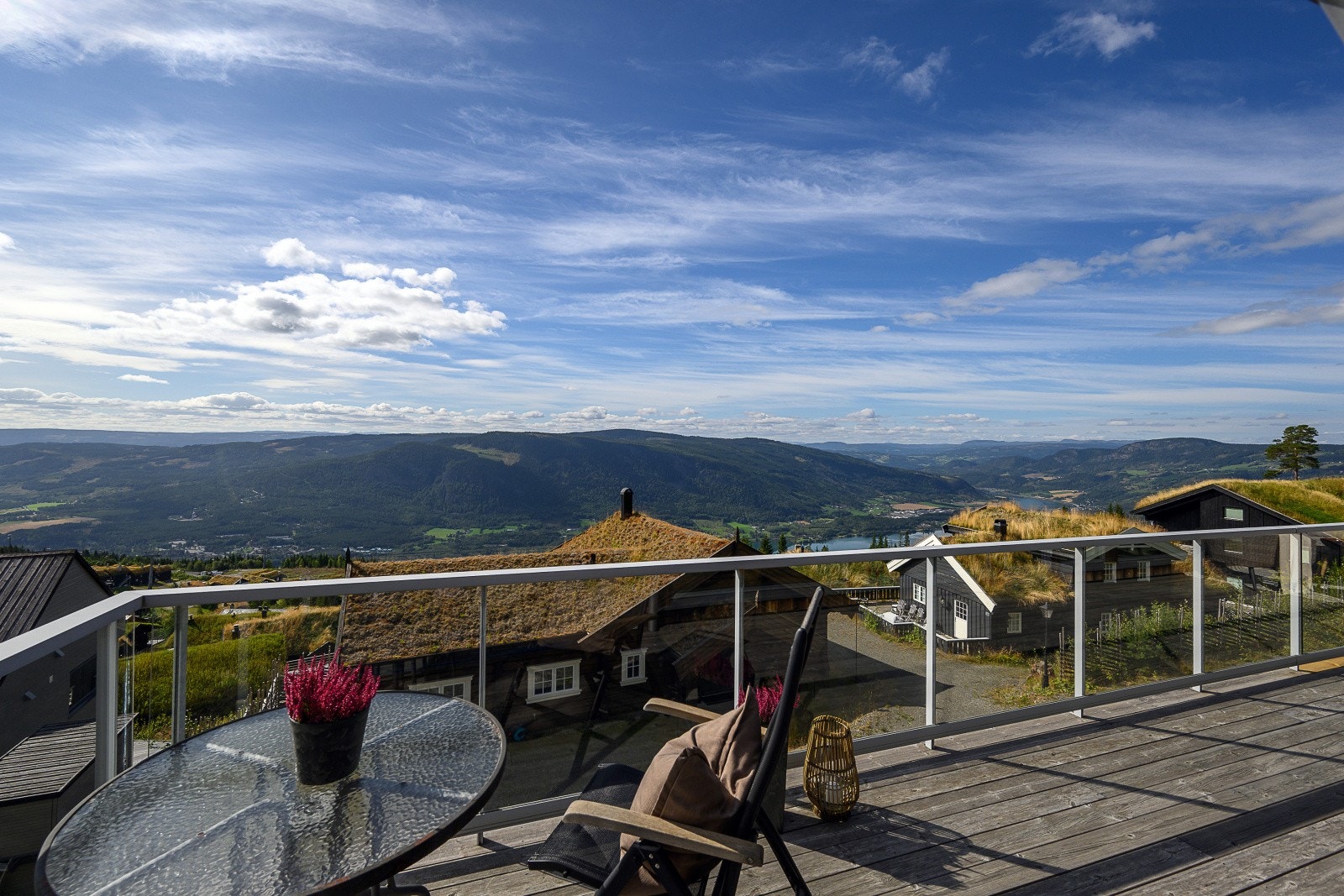 Utsikten strekker seg over dalen og fjellandskapet. Galleribilde