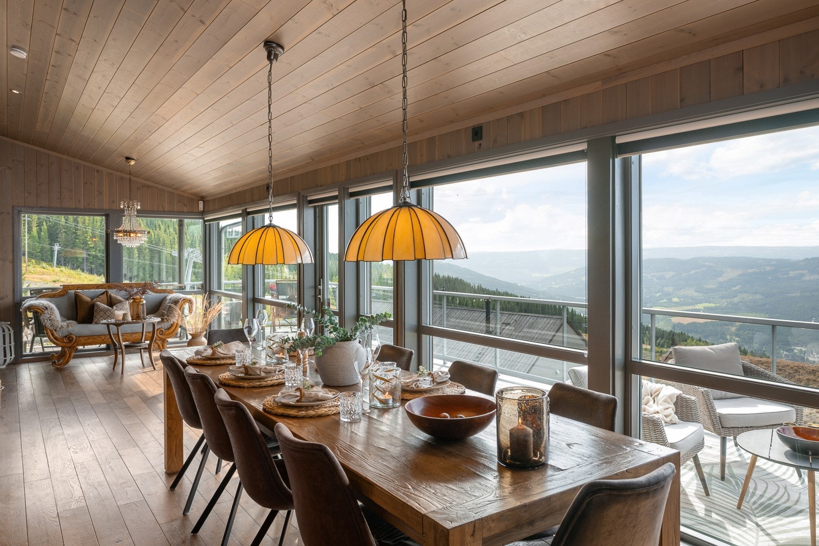 Spisestuen har god plass til langbord og er en naturlig samlingsplass. Galleribilde
