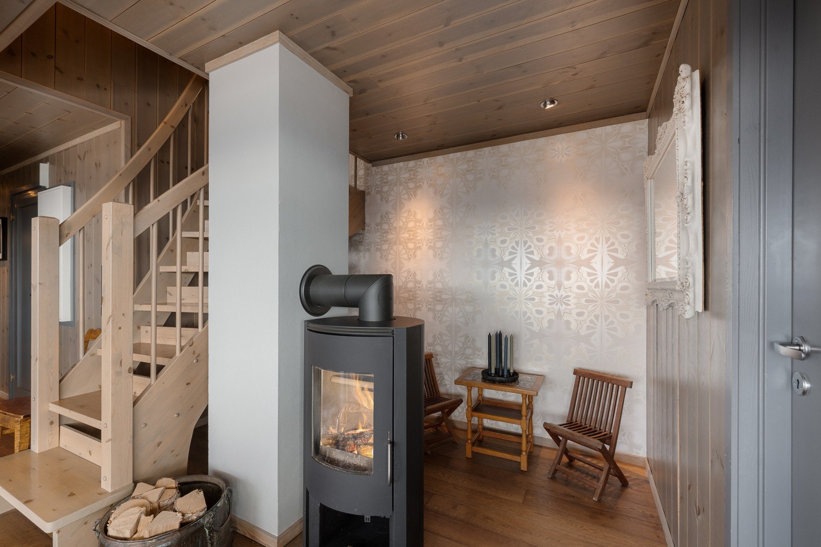 Underetasjen har en egen stue med en ekstra peisovn for varme og hygge. Det er plass bak peisovn til bl.a. hjemmekontor. Galleribilde