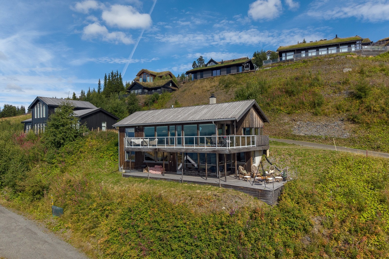 Beliggende i Hafjell Fjellandsby med umiddelbar nærhet til alpinbakken og med tilgang på langrennsløyper litt lengre opp i hyttefeltet. Galleribilde