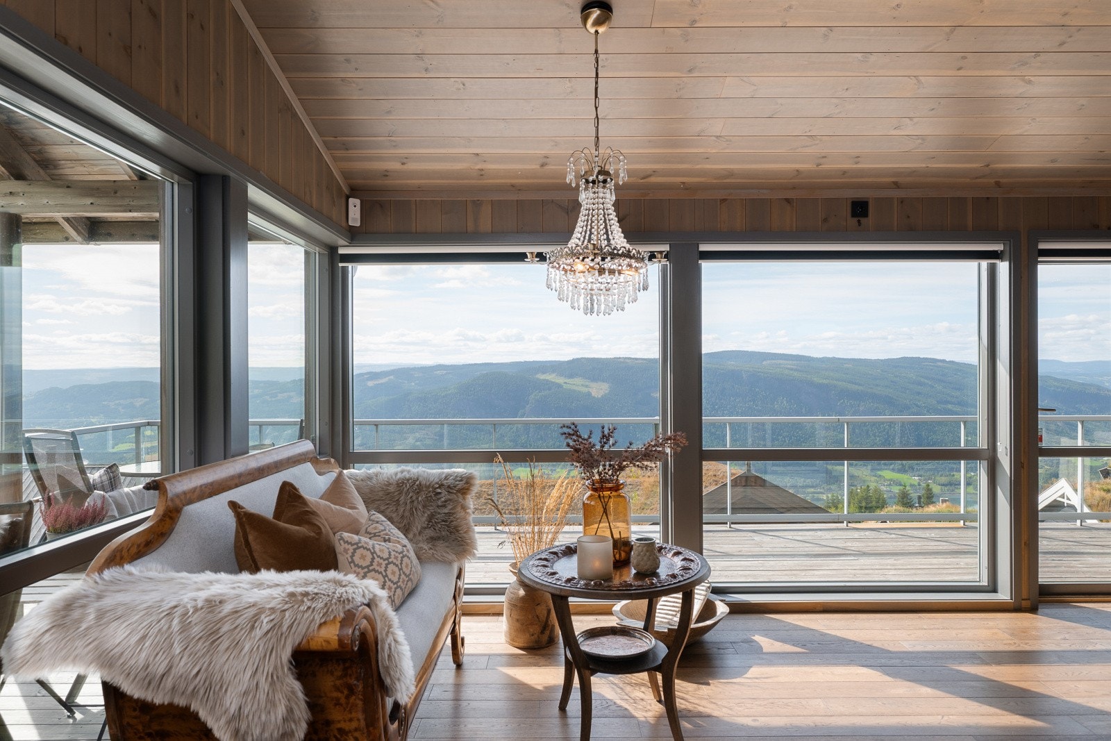 Store vindusflater rammer inn utsikten. Galleribilde