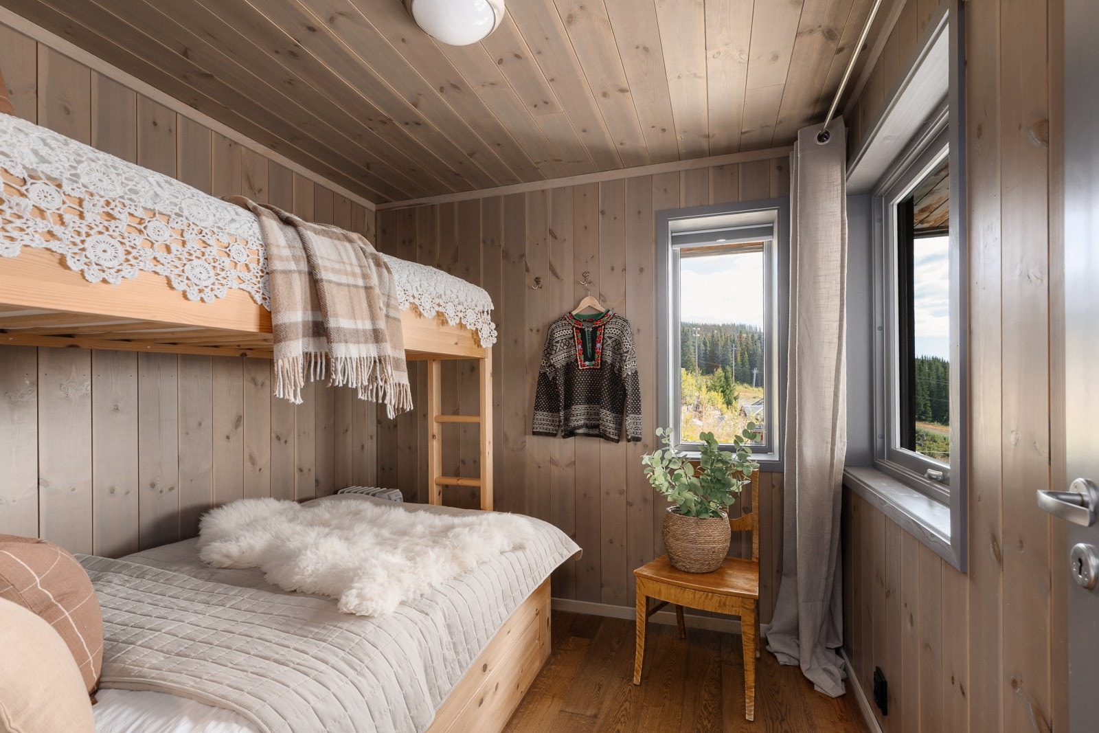 Gjennomgående materialbruk skaper en helhetlig stil i hele hytta. Galleribilde