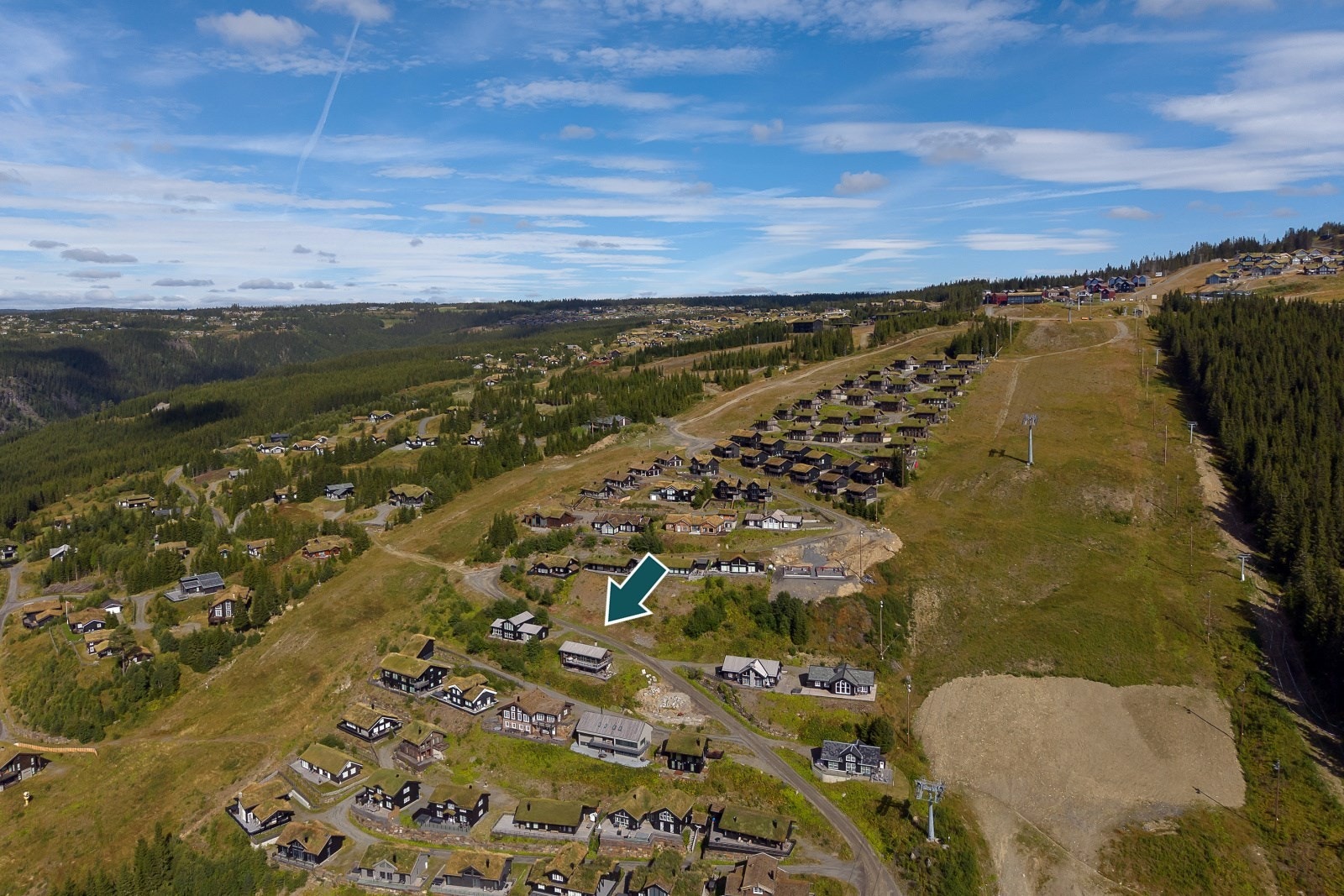 Hytta ligger i et etablert og populært hytteområde i Hafjell Fjellandsby. Galleribilde