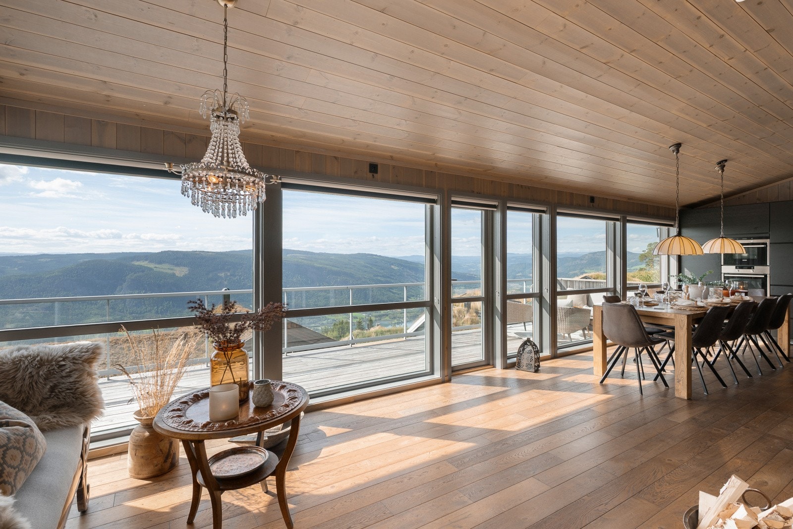 Dette er en innholdsrik fritidseiendom fra Leve Hytter over to plan med panoramautsikt og gjennomgående høy standard. Galleribilde