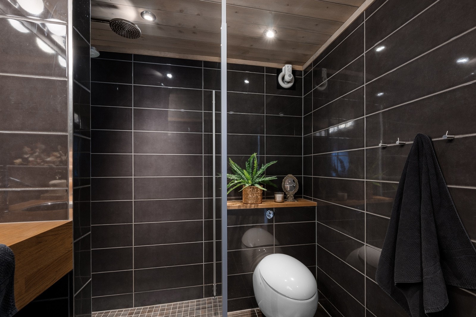 Badet er utstyrt med dusjnisje og vegghengt toalett fra Alessi. Galleribilde