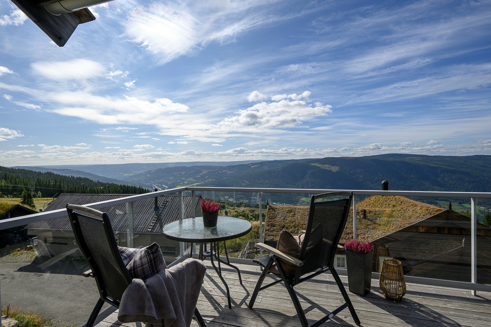 Fra verandaen er det en usjenert utsikt fra alpinbakken i sør til fjellene i nord. Galleribilde