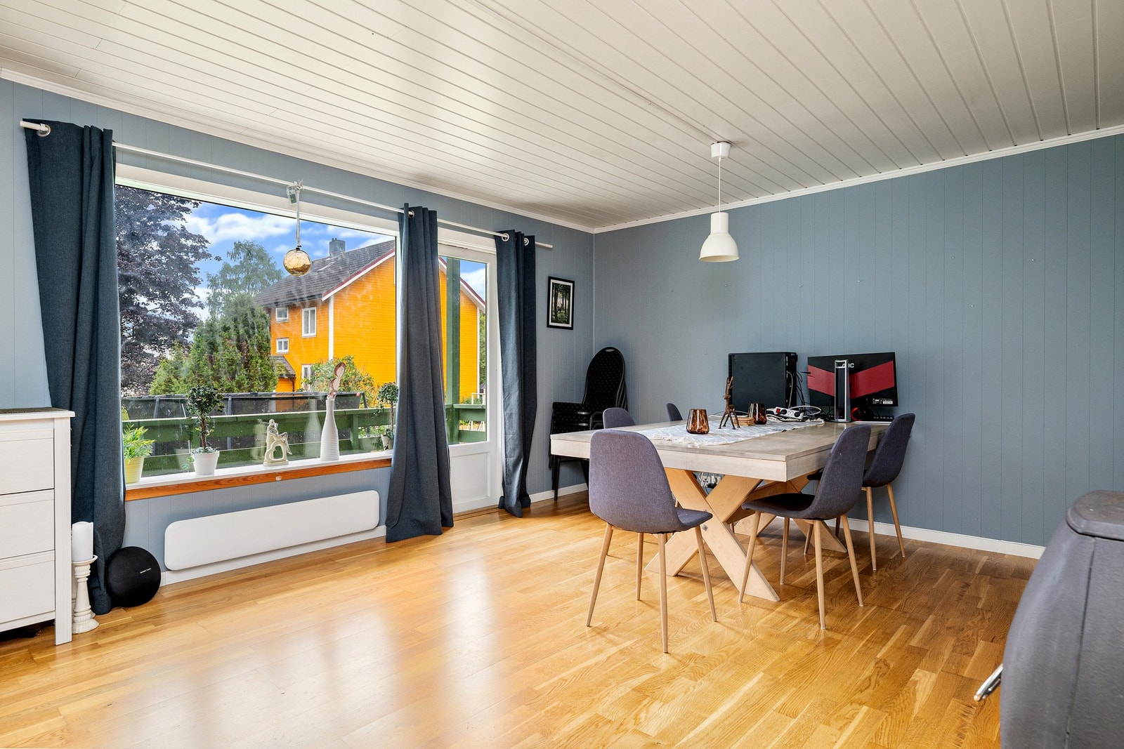 Det er utgang til en sørøstligvendt veranda fra stua Galleribilde