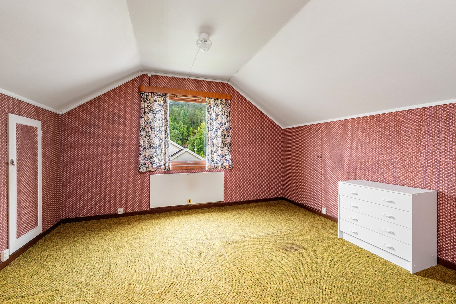 Stort loft med 2 soverom og flere kott til oppbevaring. Galleribilde