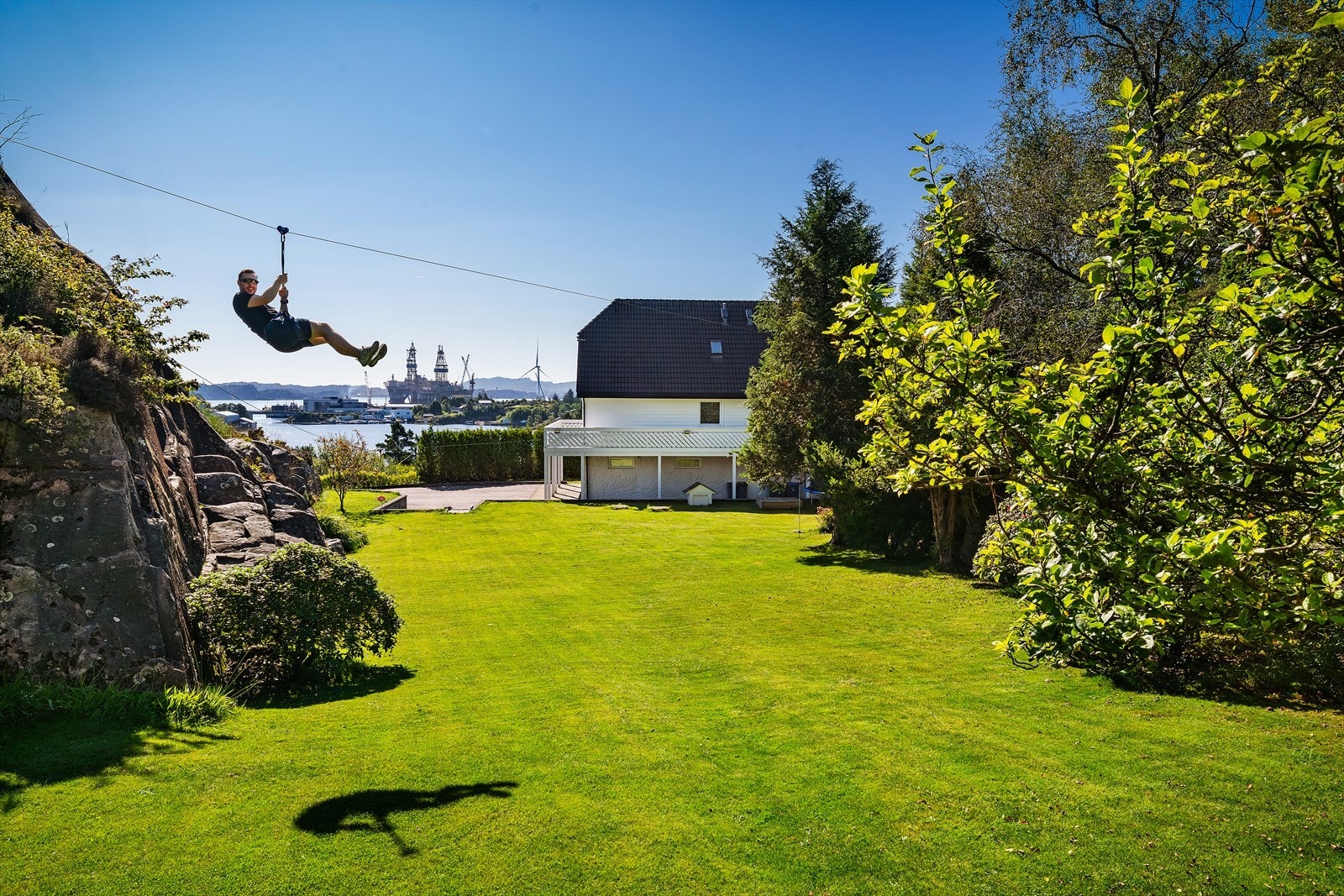 Det er bygget zip line som både barn og voksne kan bruke Galleribilde