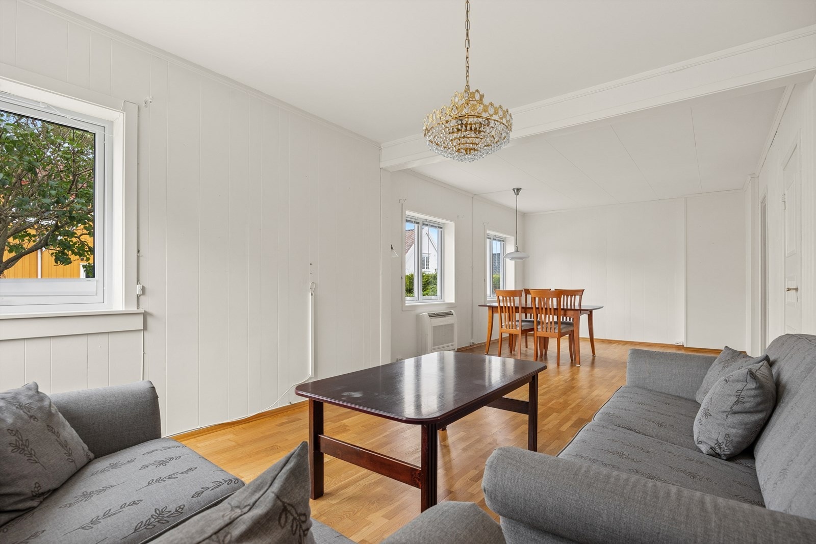 Boligen går over tre plan inklusive kjeller og har en planløsning som passer godt for familielivet. Galleribilde