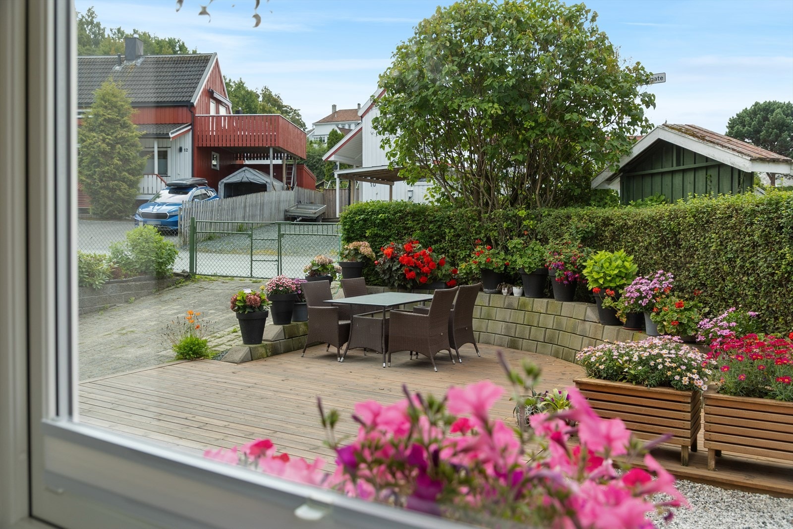 En tanke kan være å ordne med terrassedør fra stuen og ut til hagen og terrassen for å få dratt enda mer nytte av utearealene. Galleribilde