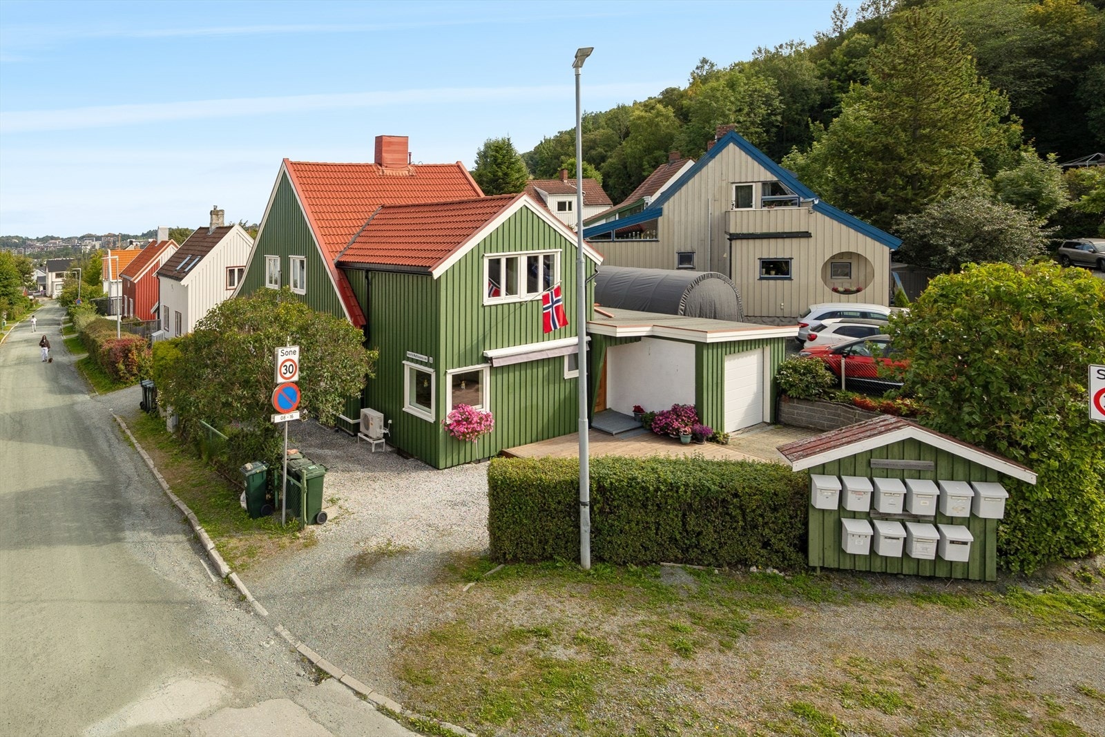 Boligen ligger attraktivt til på Rosenborg/Tyholt, et populært boligområde som byr på en perfekt balanse mellom rolige omgivelser og nærhet til bylivet. Nabolaget preges av et trygt og familievennlig bomiljø med en variert bebyggelse bestående av småhus. Galleribilde