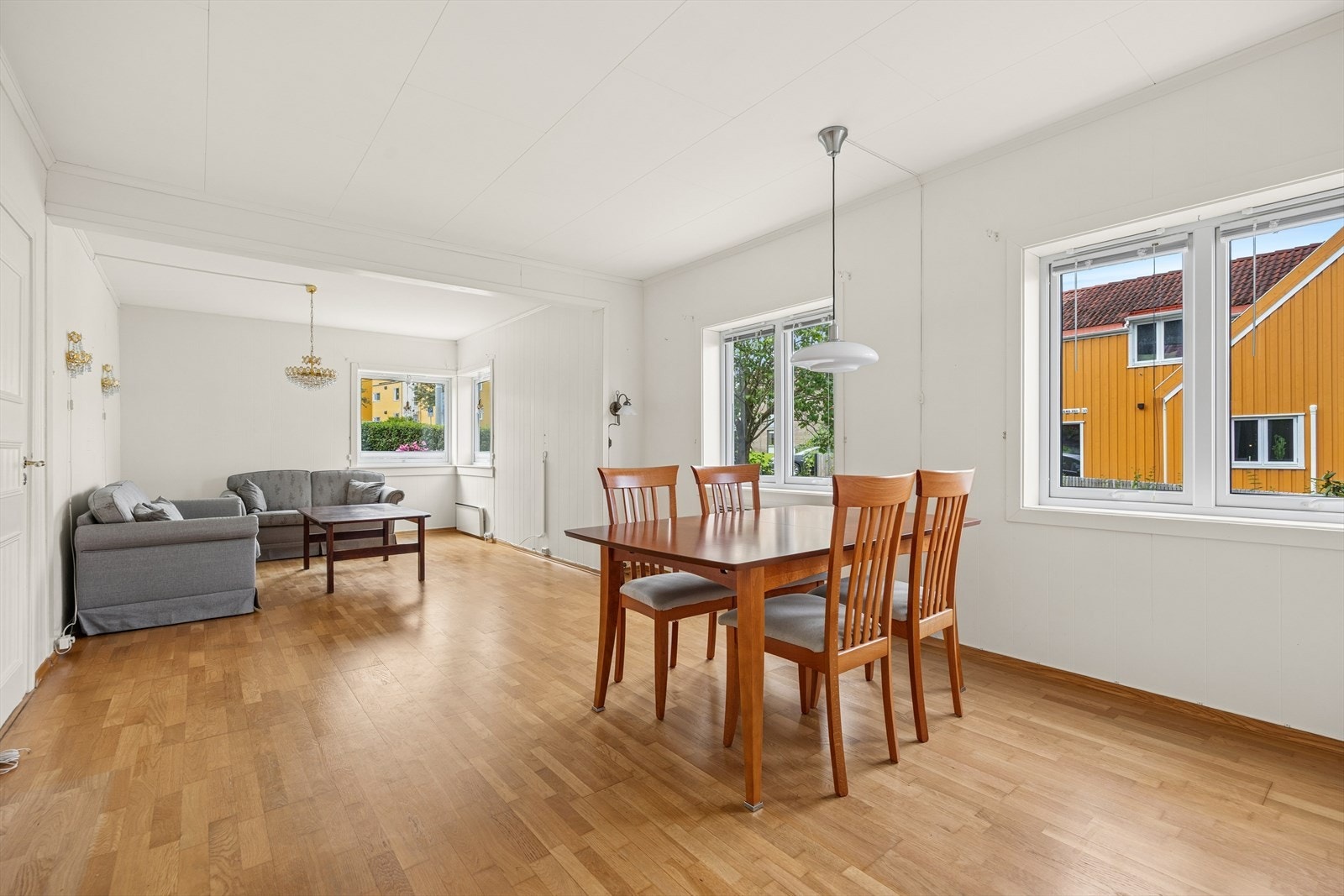 Hovedetasjen byr på en romslig stue på ca. 29 m², separat kjøkken på ca. 9,5 m², bad, entré og gode gangarealer. Galleribilde