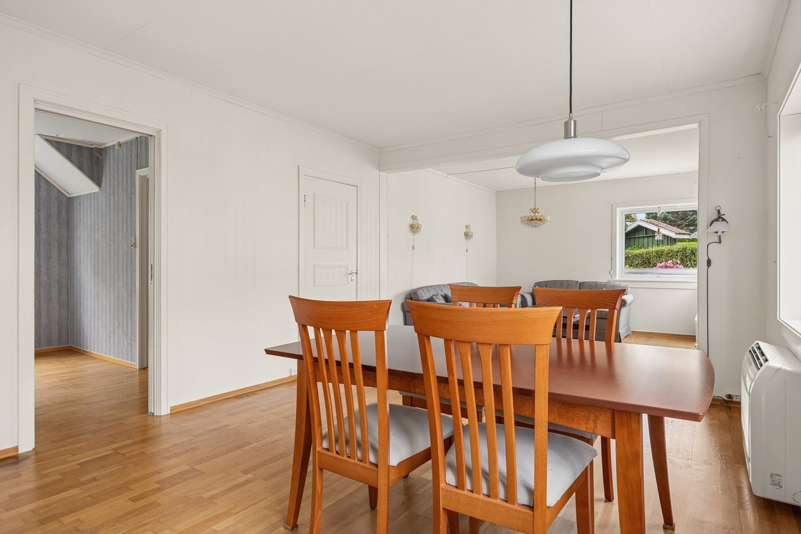 Stuen gir god plass til både sofagruppe og spisebord, mens det separate kjøkkenet ligger praktisk til vegg i vegg. Galleribilde