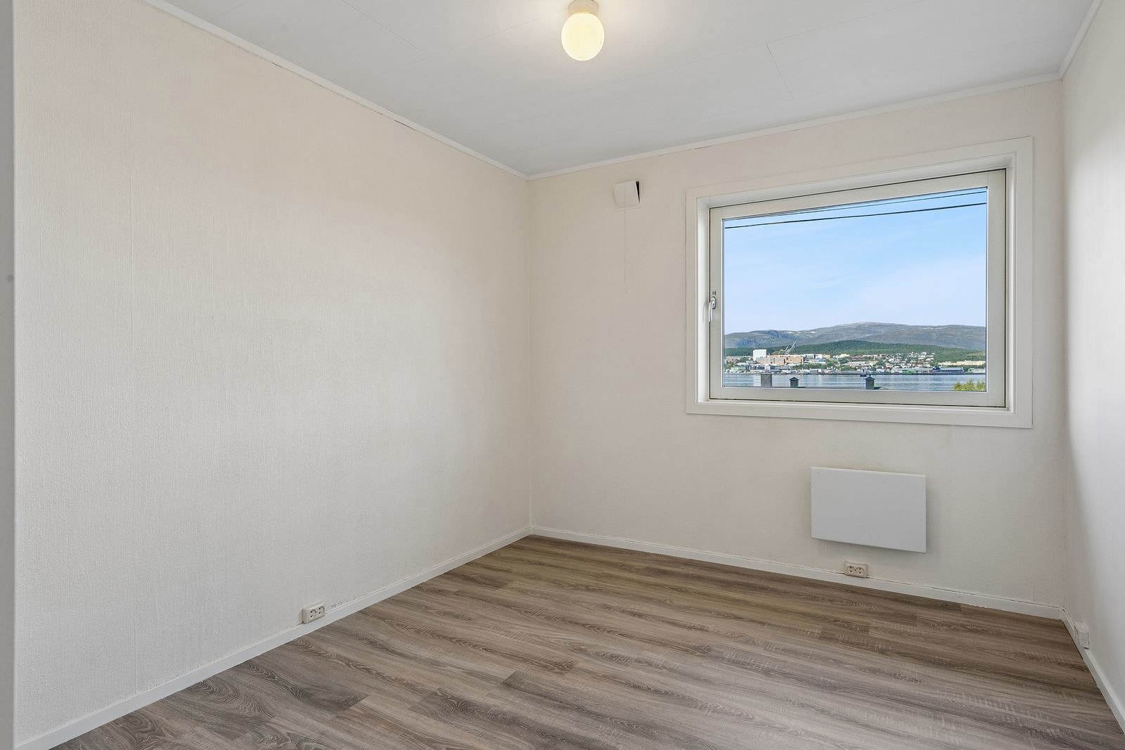 Soverommet har plass til dobbeltseng og eventuelt nattbord.