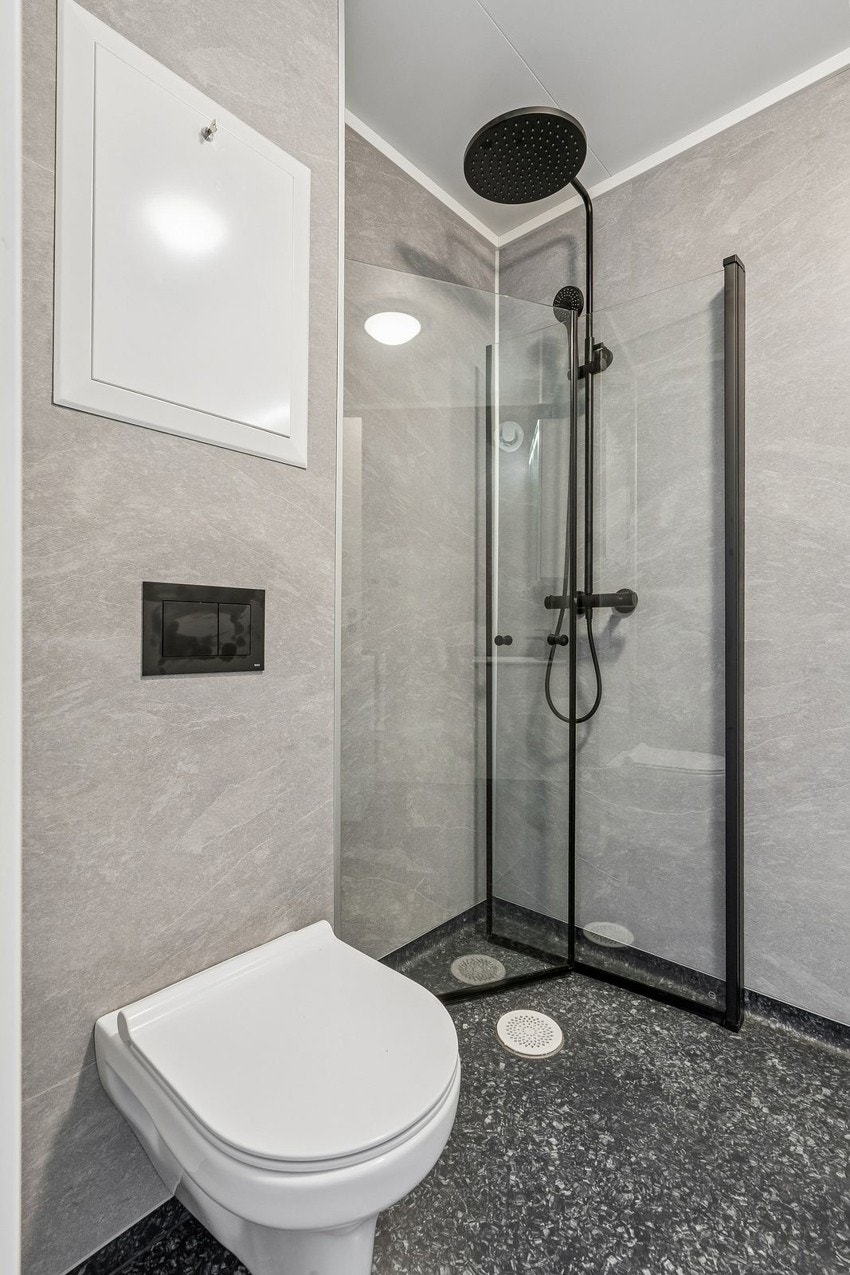 Badet er også renovert nylig, i tidløse og behagelige farger.