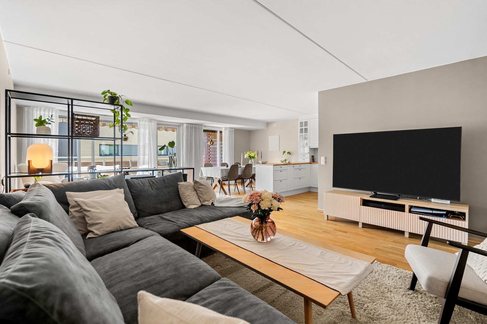 Stuen har store vindusflater som slipper inn rikelig med naturlig lys. Galleribilde