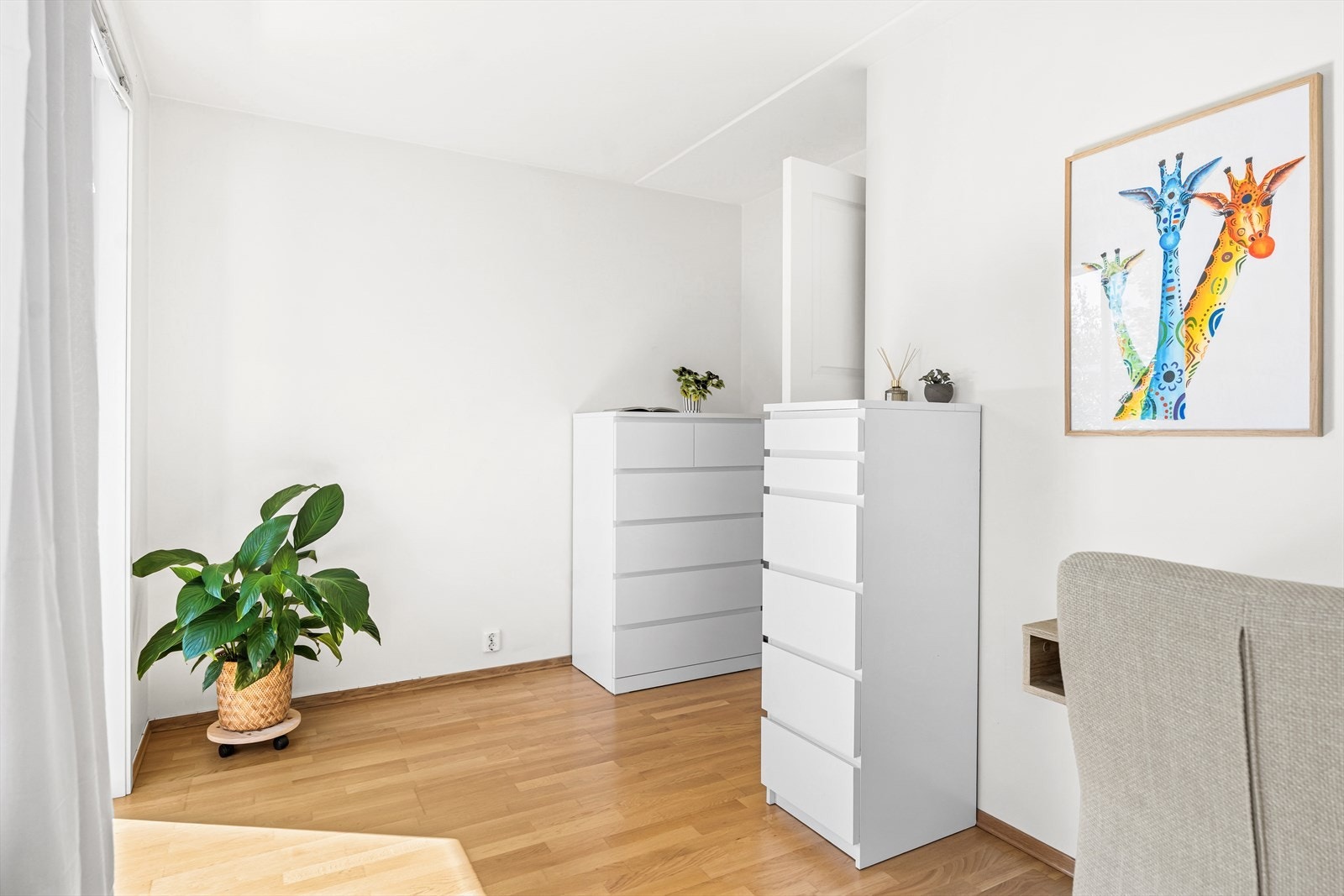 Rommet har plass til seng, nattbord, garderobeløsning og evt. skrivebord. Galleribilde