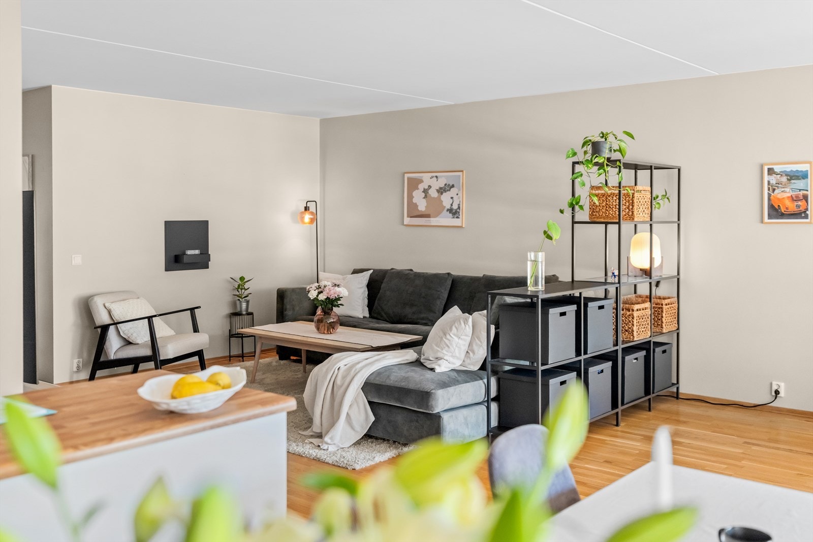 Det er god plass til sofaseksjon og tv-møbel innerst i rommet, samt plass til stort spisebord mot kjøkkenet. Galleribilde