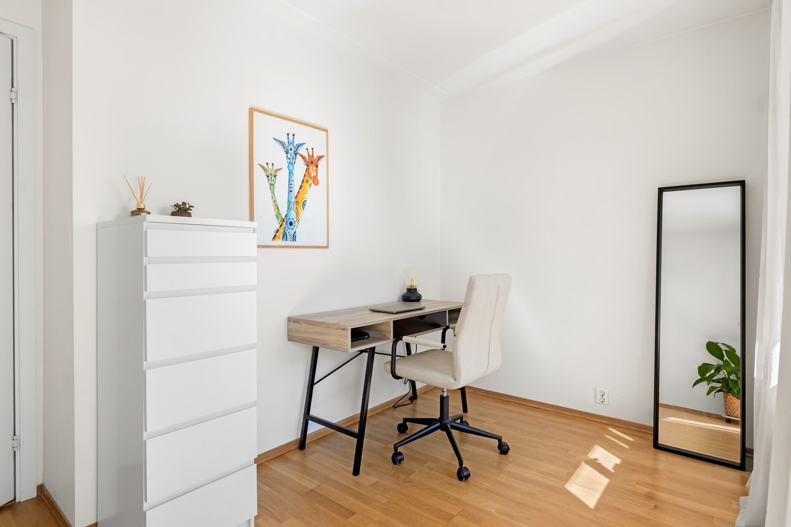 Soverom nr. 2 fungerer ypperlig som barnerom, gjesterom eller kontor - her er mulighetene mange. Galleribilde