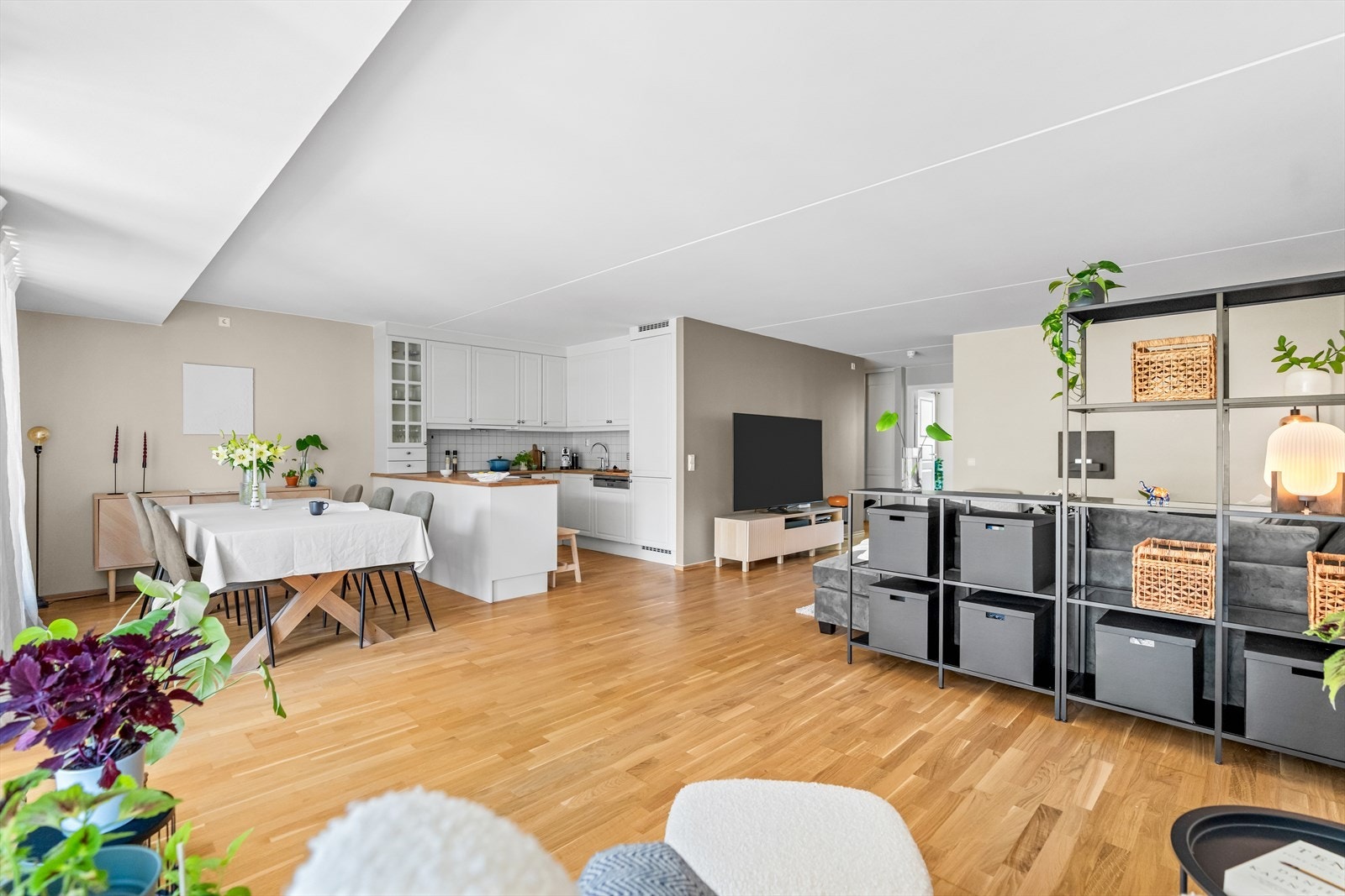 Stuen er i åpen løsning mot kjøkkenet, og byr på mange innredningsmuligheter. Galleribilde