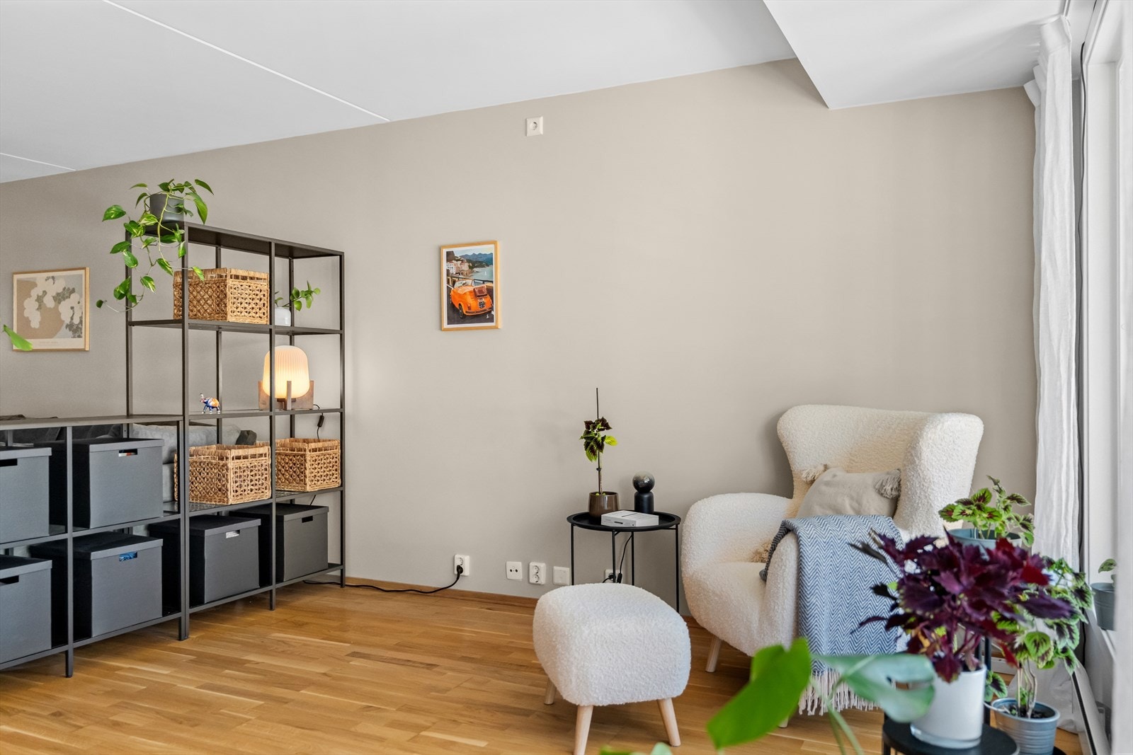 Det er parkett på gulvet og pent malte vegg- og takflater. Galleribilde
