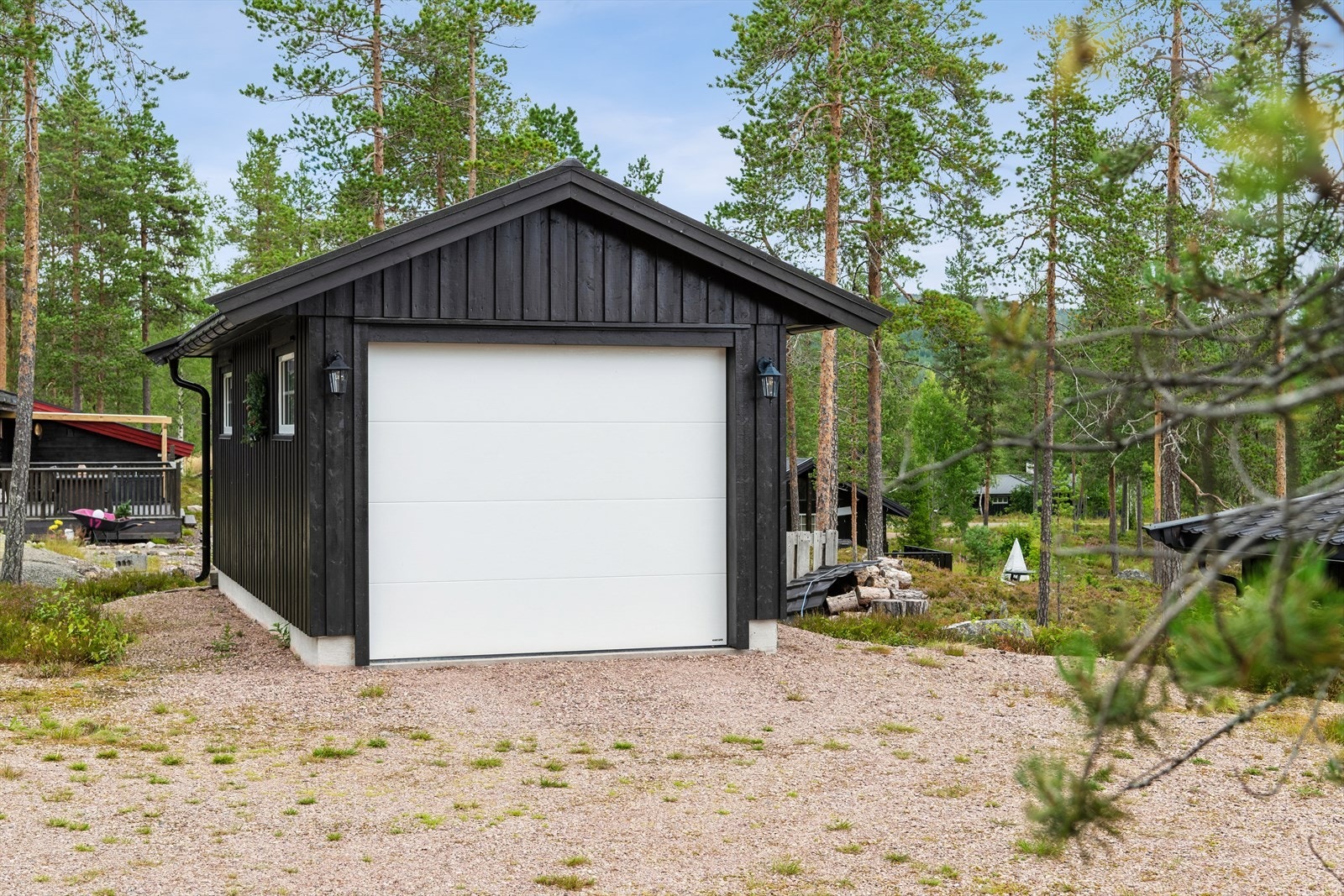 Frittstående garasje på 19 m² fra 2018, med motorstyrt leddport. Galleribilde