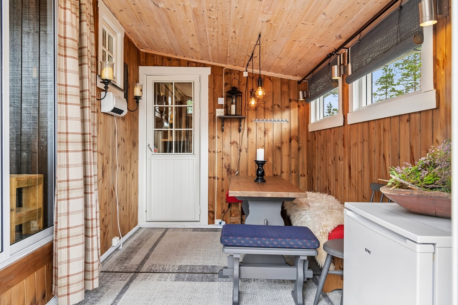 Sommerstuen er uisolert og har strålelampe på veggen for ekstra varme på kveldene. Galleribilde