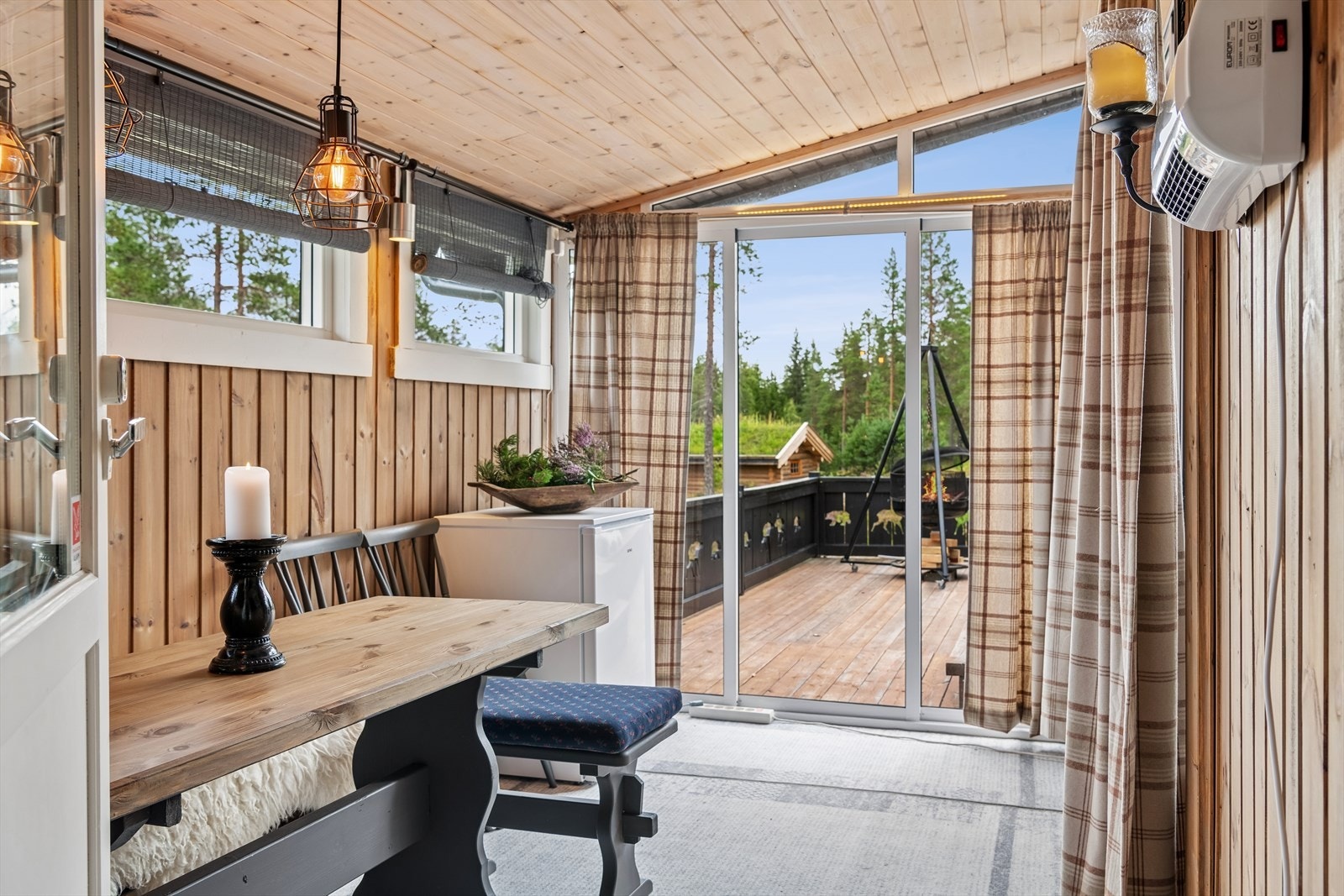Fra stua ut til den innglassede sommerstuen, med skyvedører direkte ut til terrassen. Galleribilde