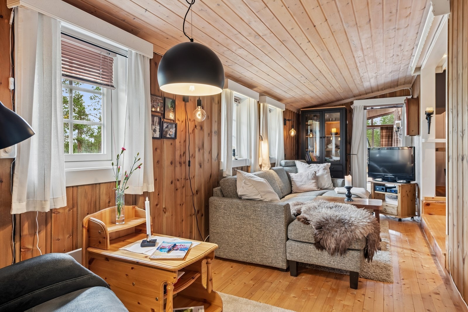 Vinduer med 2-lags isolerglass bidrar til god komfort og utsikt til naturen utenfor. Galleribilde
