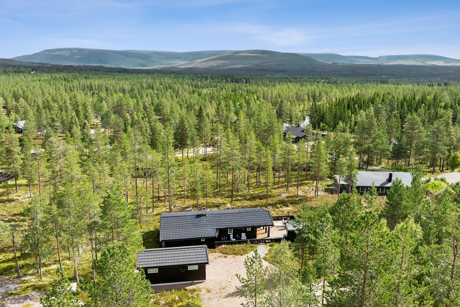 Fra eiendommen er det kort vei til alpinanlegget Stöten i Sverige, kun 12 minutter med bil. Galleribilde