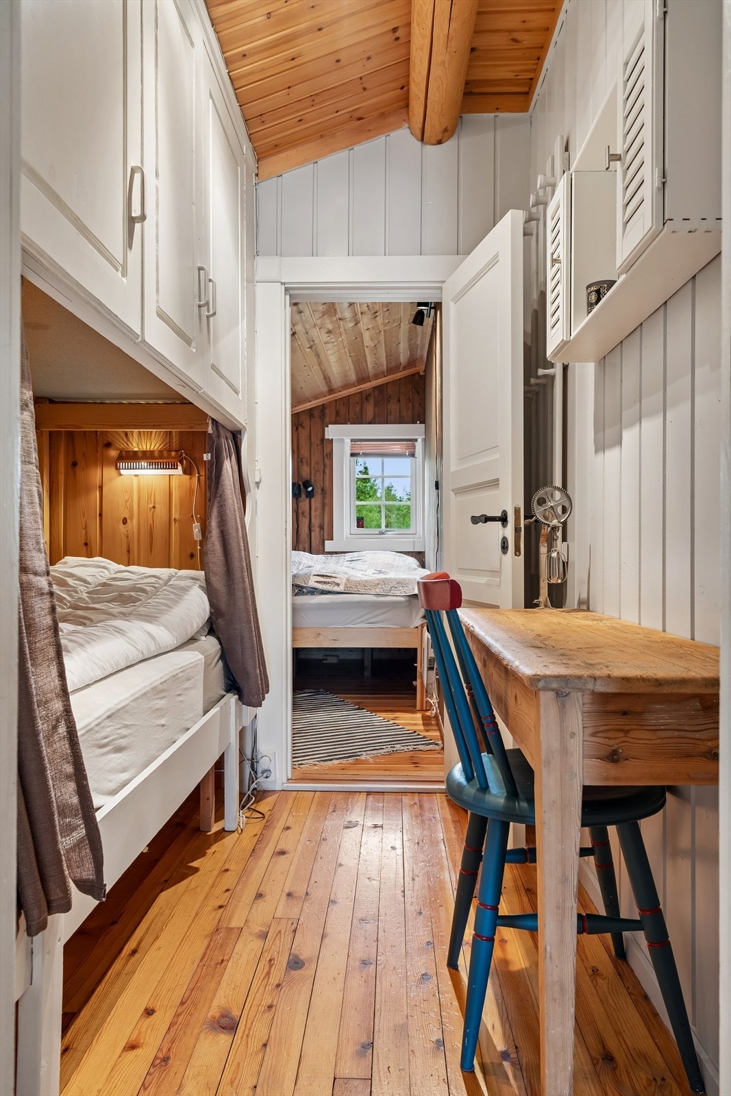 Gangen inn til soverommet med sovealkove innenfor har innebygd seng som gir ekstra plass til familie og gjester. Galleribilde