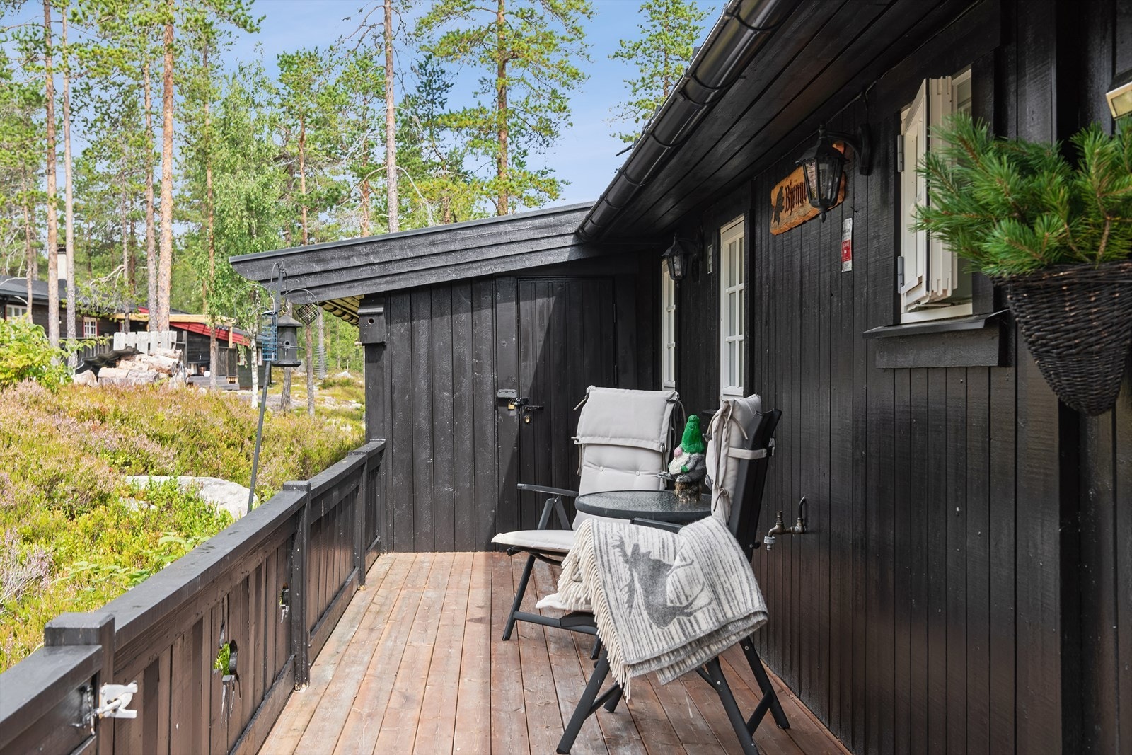 Plass for en liten sittegruppe er det også ved den utvendige boden fra 1995. Galleribilde
