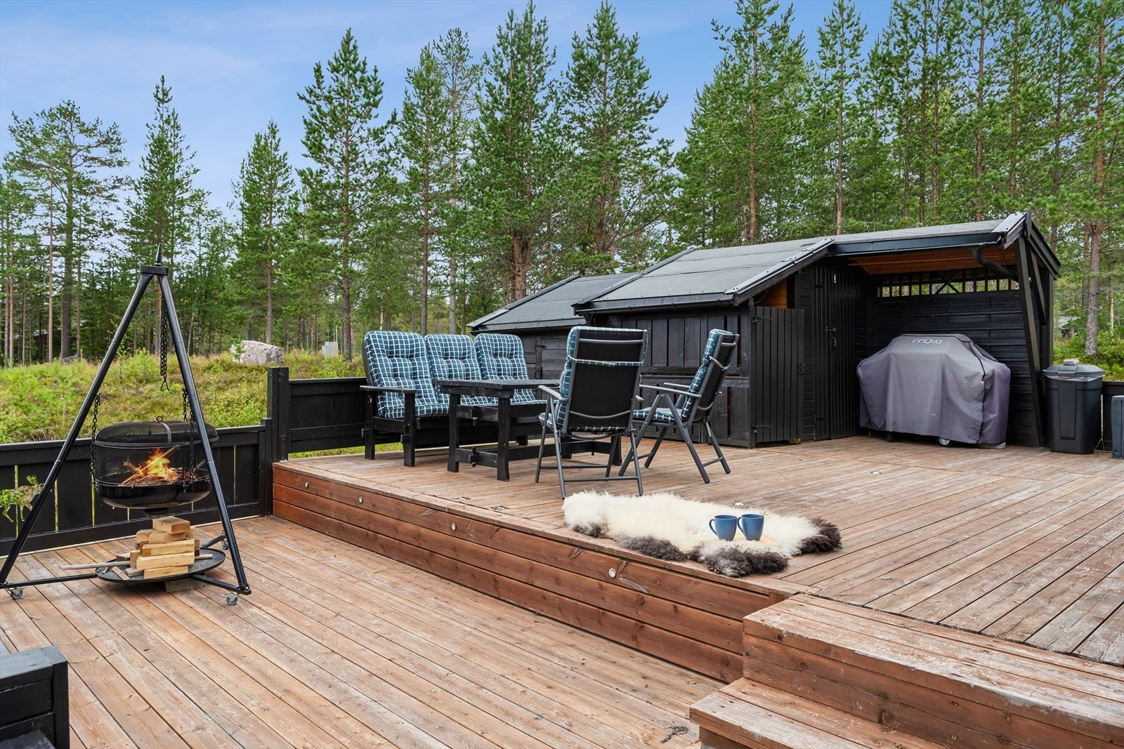 Terrassen har flere nivåer og god plass til både flere sittegrupper og grill. Galleribilde