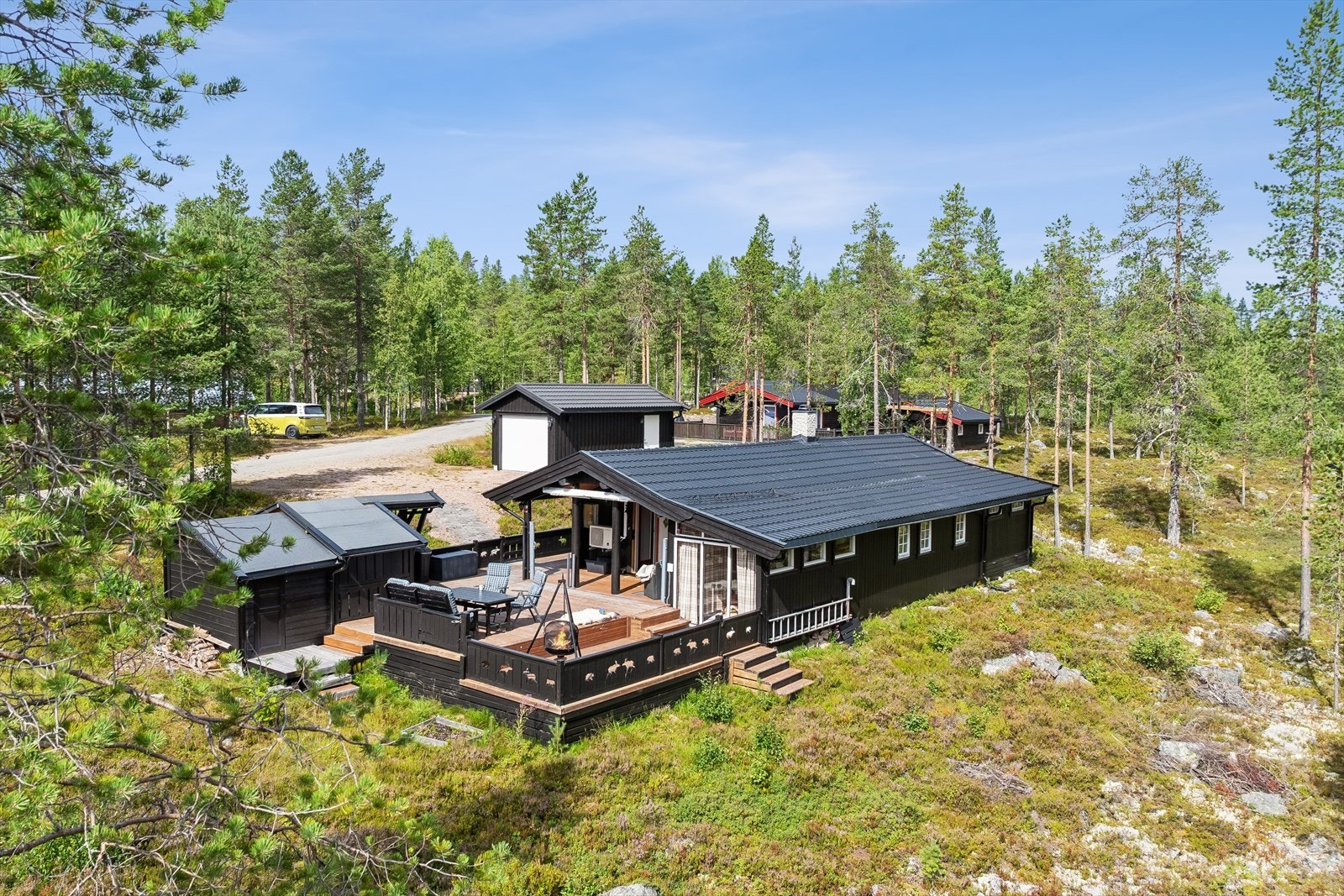 Eiendommen ligger usjenert til i terrenget, med skog og natur som nærmeste nabo. Galleribilde