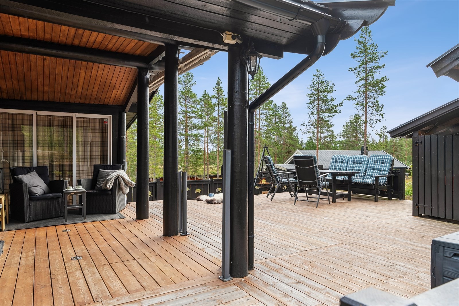 Den store, dels overbygde terrassen på totalt 77 m² gir rikelig med plass for uteliv. Galleribilde